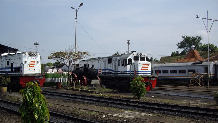 Lokomotiven in Utamakan. Expresszüge sind hier im Osten Javas nur selten unterwegs. (Foto: SWR, Alexander Schweitzer)