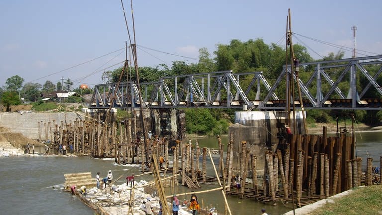 Die indonesische Eisenbahn muss derzeit in ihr Streckennetz investieren. So wird auch eine neue Brücke über den Brantas gebaut. (Foto: SWR, Alexander Schweitzer)