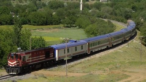 Zug und Minarett – mit dem Transasia-Express bei Malatya (Foto: SWR, Alexander Schweitzer)