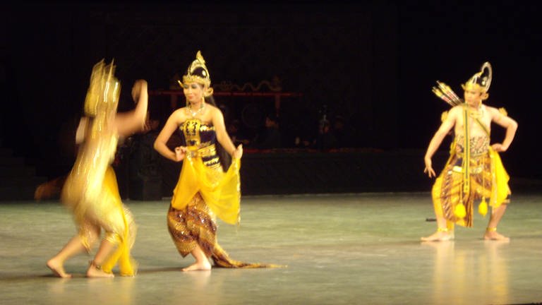 Indonesische Tänze: Eine Rolle beim berühmten Ramayana-Ballett ist für viele DIE Chance, Geld für den Lebensunterhalt zu verdienen. (Foto: SWR, Alexander Schweitzer)