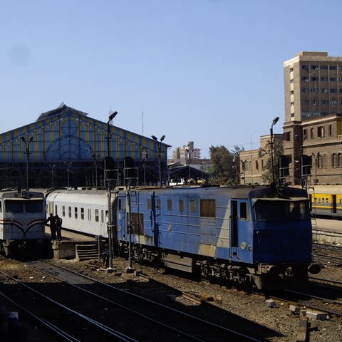 Bahnhof Alexandria - Ausfahrt des Zuges auf der ältesten Bahnstrecke Afrikas in Richtung Kairo (Foto: SWR, Alexander Schweitzer)