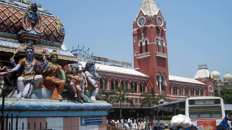 Eine der zwei großen Bahnhöfe in Chennai ist Egmore Station, gebaut für die Southern Indian Railway im Stil britischer Kolonialarchitektur, eröffnet 1908. (Foto: SWR, Susanne Mayer-Hagmann)