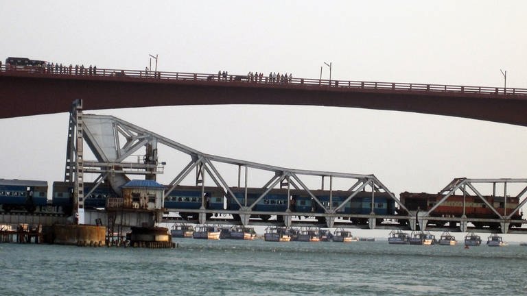 Parallel zur "Bahn auf dem Meer" die "Indira Ghandi"-Autobrücke. (Foto: SWR, Susanne Mayer-Hagmann)