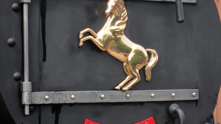 Das Lokomobil INVICTA trägt ein goldenes Pferd auf der Rauchkammertür.