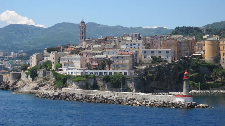 Ankunft in Korsika:  So empfängt die Hafenstadt Bastia seine Besucher. (Foto: SWR, Susanne Mayer-Hagmann)