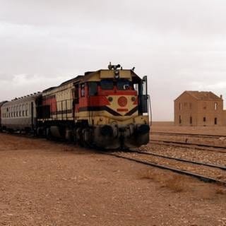 Der Wüstenexpress an einer verlassenen Bahnstation in der Sahara (Foto: SWR, SWR - Andreas Stirl)