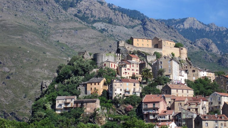 Corte, das Herz und die heimliche Hauptstadt Korsikas. Über der Altstadt thront die Zitadelle aus dem 9. Jahrhundert. (Foto: SWR, Susanne Mayer-Hagmann)