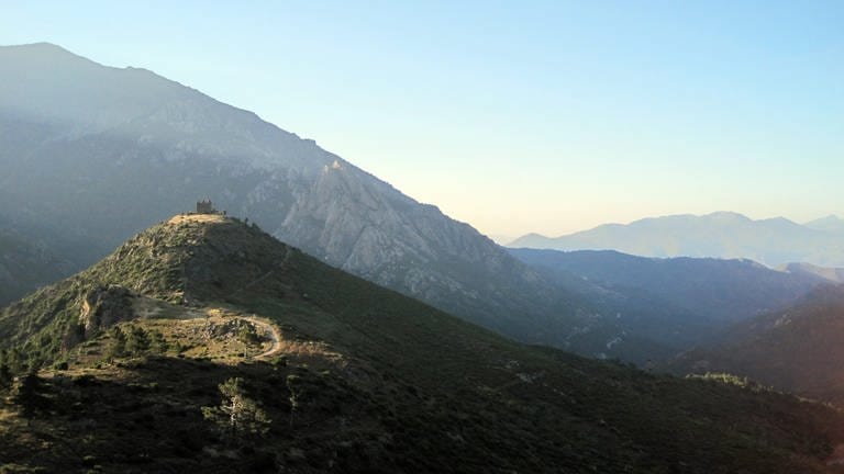 Berggrate und Täler soweit das Auge reicht: Ausblick vom höchsten Punkt der Autostrasse zwischen Vivario und Vizzavona. (Foto: SWR, Susanne Mayer-Hagmann)