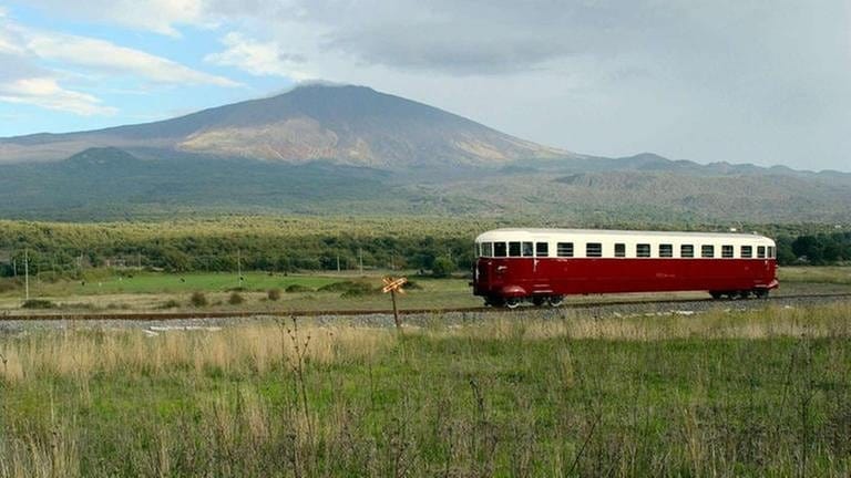 Gespannt wartet man dann während der Fahrt auf den Moment, an dem man ihn das erste Mal sieht: Den mächtigen Vulkan, der der Bahn ihren Namen gab: Circumetnea, rund um den Ätna. (Foto: SWR, SWR - MGW)