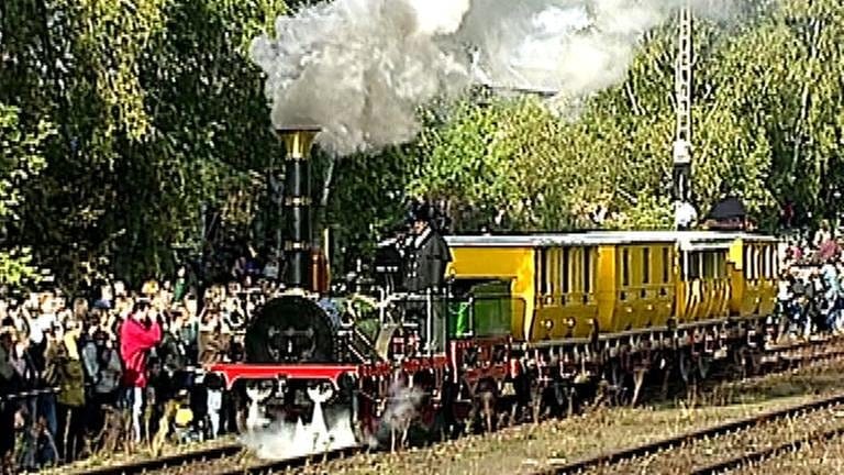 Eine Eisenbahn fährt an Zuschauern vorbei (Foto: SWR, SWR -)