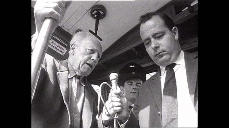 Fahrgastinterview in der alten Linie 3 mit SWR-Reporter Gerhard Konzelmann. (Film von 1962 ) (Foto: SWR, SWR -)