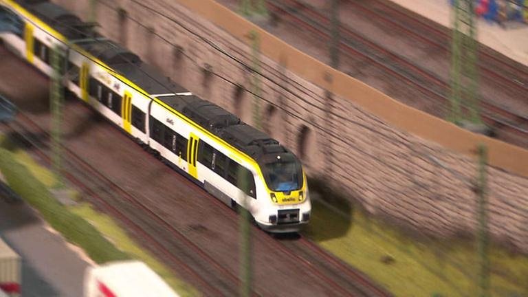 Auf der Modellbahnanlage des Verkehrsministeriums ist bereits ein Zug in Landesfarben unterwegs. (Foto: SWR, SWR - Harald Kirchner)
