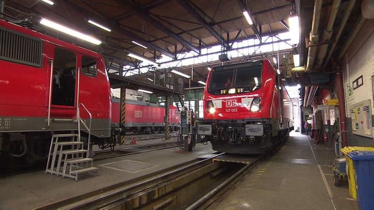 Die 20 neuen Maschinen werden in der Halle in Stuttgart vor ihrem Einsatz noch einmal überprüft. (Foto: SWR, SWR -)