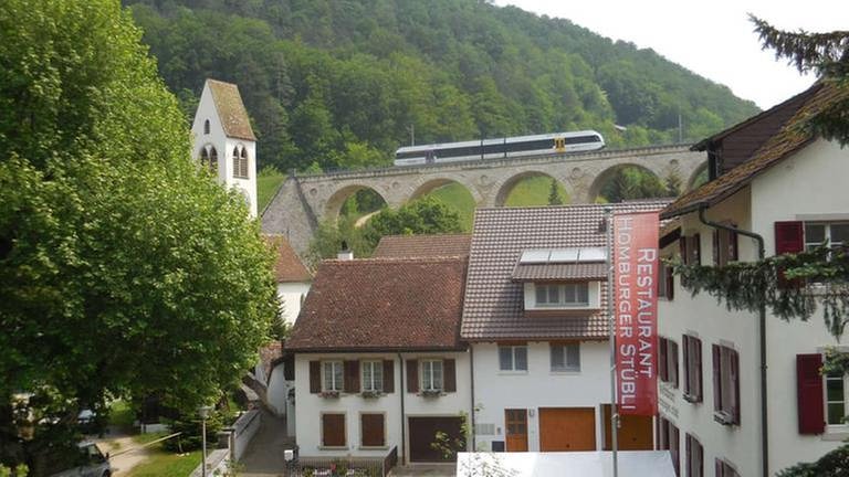 Läufelfingerli auf dem Viadukt von Rümlingen. Mit einer Länge von 128 Metern, eines der größten Bauwerke der Pionierzeit der schweizerischen Eisenbahn. (Foto: SWR, SWR - Alexander Schweitzer)