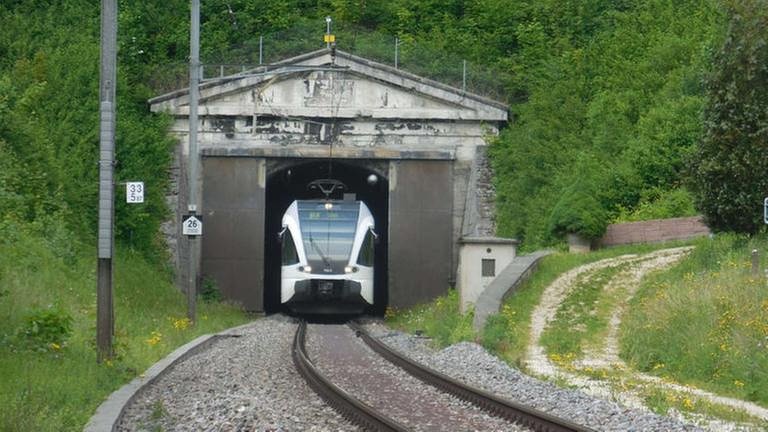 Ausfahrt des Läufelfingerlis aus dem Hauensteintunnel, dem ersten Gebirgsdurchstich der Schweiz. Geplant hat ihn Carl v. Etzel. (Foto: SWR, SWR - Alexander Schweitzer)