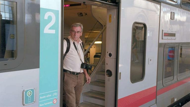 Arsène Felten fährt als ehemaliger Mitarbeiter der SNCF noch immer viel mit dem Zug. (Foto: SWR, SWR - Ingo Behring)