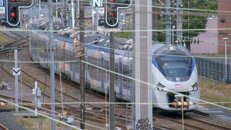 Der neue SNCF-Triebzug Coradia Polyvalent von Alstom verlässt den Bahnhof Metz-Ville in Richtung des Technicentre Lorraine, das südlich des Hauptbahnhofes in Sablon liegt. (Foto: SWR, SWR - Ingo Behring)