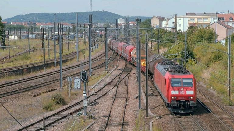 Ein Güterzug der DB Cargo mit einer E-Lok Baureihe 185 verlässt Metz-Sablon in Richtung Deutschland. (Foto: SWR, SWR - Ingo Behring)
