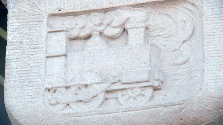 Relief einer Dampflok am Bahnhofsgebäude (Foto: SWR, SWR - Ingo Behring)