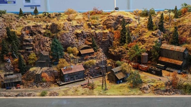 Sascha Braun zeigt uns die letzte Weltprämiere in Spur Z. Auf einer Fläche von 100 x 30 cm und 45 cm hoch ist „Crazy Nugget Mining“ in Colorado im Herbst der 70er Jahre wieder erlebbar. (Foto: SWR, SWR - Wolfgang Drichelt)