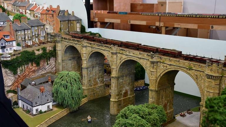 Eine britische Anlage zeigt eine beeindruckende Brücke mit typisch britischem Kleinstadtflair… (Foto: SWR, SWR - Harald Kirchner)