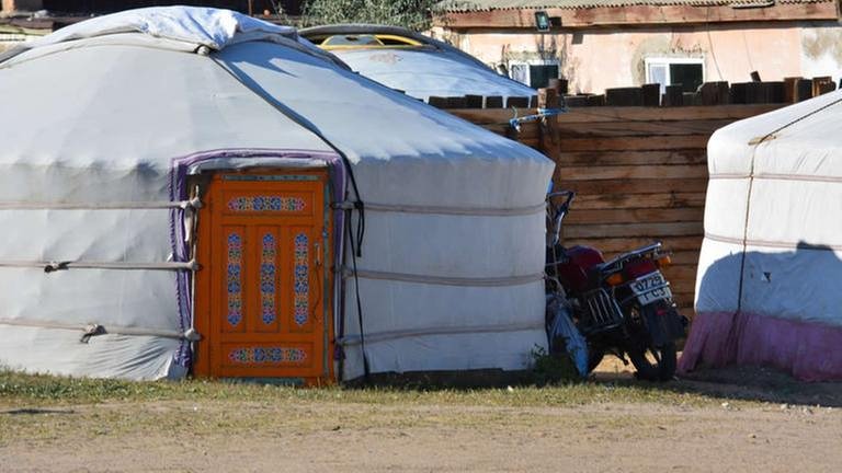 Hier eine Jurte in Tschoir. Es ist das traditionelle Zelt der Nomaden in West- und Zentralasien, besonders verbreitet in der Mongolei, Kirgisistan und in Kasachstan. (Foto: SWR, SWR - Grit Merten)