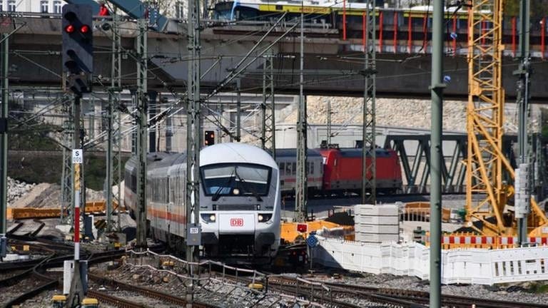 Es wird auch kräftig gebaut in Ulm - die Neubaustrecke Stuttgart-Ulm kommt direkt im Hauptbahnhof aus dem Tunnel. (Foto: SWR, SWR - Harald Kirchner)