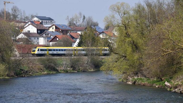 Das Gleiche Zugmodell braust an der Donau entlang. (Foto: SWR, SWR - Harald Kirchner)