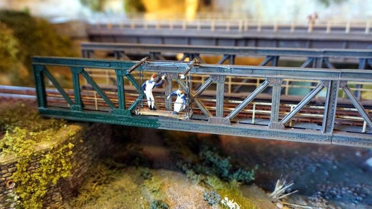 Maler bessern die Stahlbrücke aus. (Foto: SWR, SWR - Drichelt)