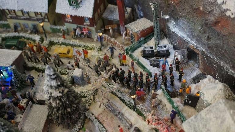 Auf dem festlich geschmückten Weihnachtsmarkt sind Preisser-Figuren von prominenten Politikern. (Foto: SWR, SWR - Wolfgang Drichelt)