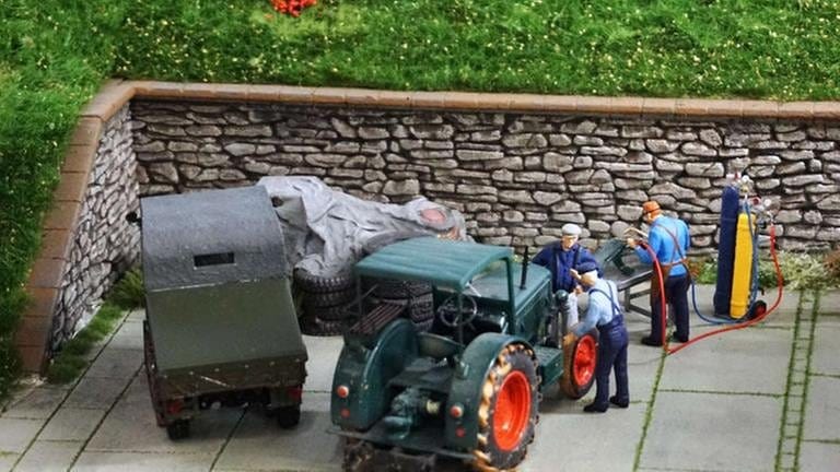 Auf der Tankstelle wird an einem Lanz Traktor der Kotflügel wieder repariert. (Foto: SWR, SWR - Wolfgang Drichelt)