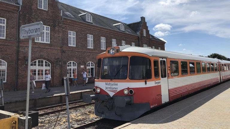 Lemvig Bahnhof: der Zug aus Vemb ist bereits angekommen. (Foto: SWR, SWR - Kirsten Ruppel)