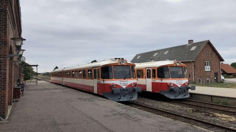 Parallelfahrt der Züge nach Thyborøn und Vemb bei der Abfahrt in Lemvig. (Foto: SWR, SWR - Kirsten Ruppel)
