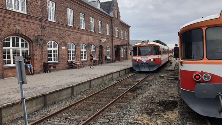 Kurz darauf fährt der Zug aus Thyborøn in den Bahnhof von Lemvig ein. (Foto: SWR, SWR - Kirsten Ruppel)