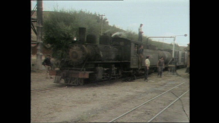Männer vor Lokomotive (Foto: SWR, SWR -)