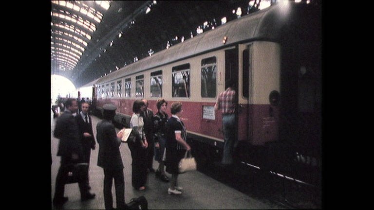 Menschen steigen in einen Zug (Foto: SWR, SWR -)