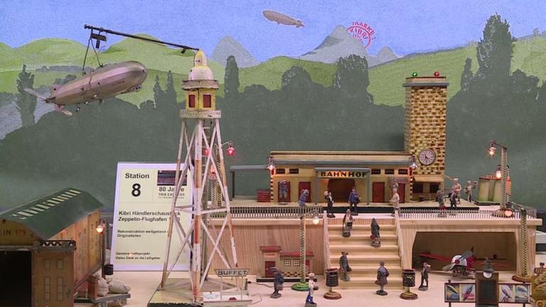 Eine absolute Rarität aus dem Schaufenster des Spielzeugwarengeschäft der 30er Jahre: der Zeppelin-Flughafen  der Firma Kibri. (Foto: SWR, SWR - Susanne Mayer-Hagmann)