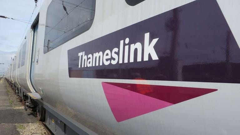 Für die britische Eisenbahngesellschaft Thameslink wurden 111 Triebzüge mit insgesamt über 1000 Wagen geliefert. Alle müssen im Testkreis in Wildenrath vorher ihre ersten Runden drehen. (Foto: SWR, SWR - Bernhard Foos)
