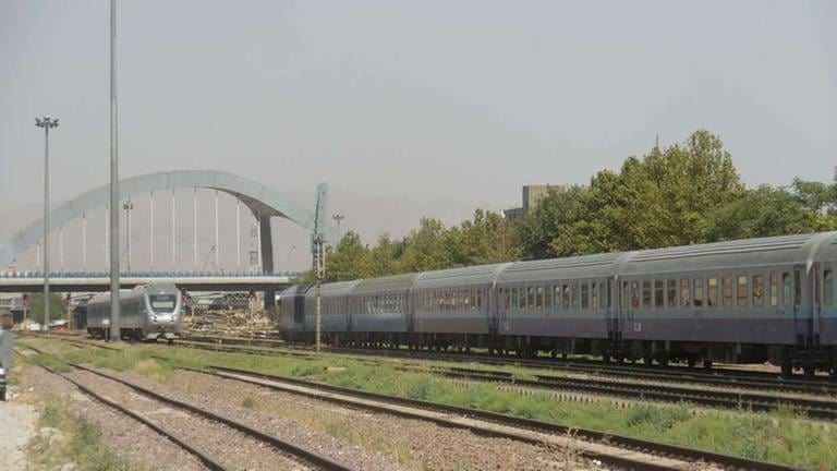 Heute ist der Iran eines der wenigen Länder in denen die Eisenbahn eine Renaissance erfährt. Platzkarten machen die Reise stressfrei und bequem. (Foto: SWR, SWR - Alexander Schweitzer)