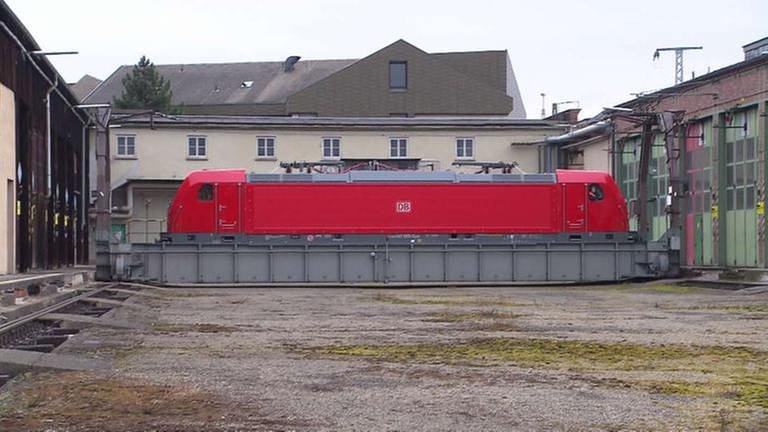 Die 147 auf der Schiebebühne des Bahnbetriebswerkes in Stuttgart (Foto: SWR, SWR -)