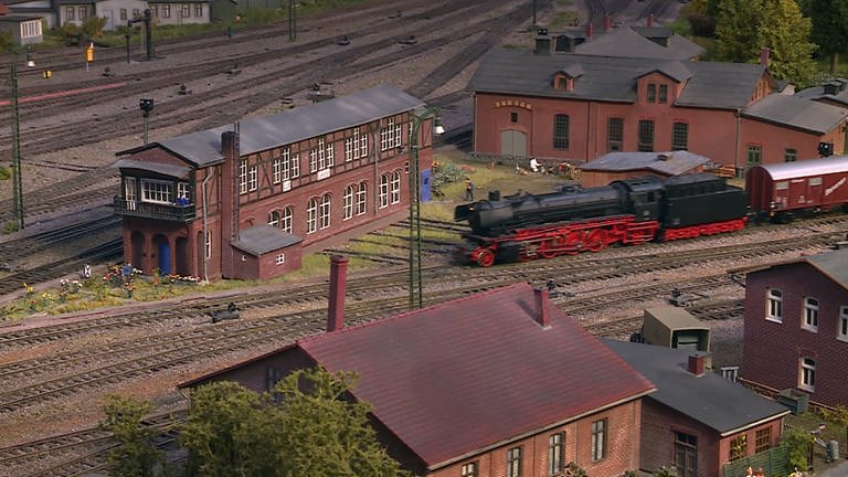 Auf der Modellbahnanlage des MEV Lehrte ist der Bahnhof Lehrte und sein unmittelbares Umfeld im Jahr 1960 dargestellt. (Foto: SWR, Andreas Stirl und Frank Rinnelt)