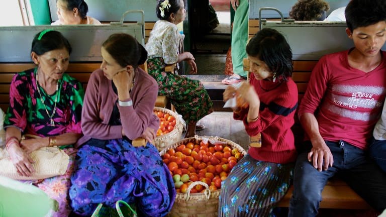 Händler und Reisende im Mandalay-Lashio-Express (Foto: SWR, Martin Schacht)