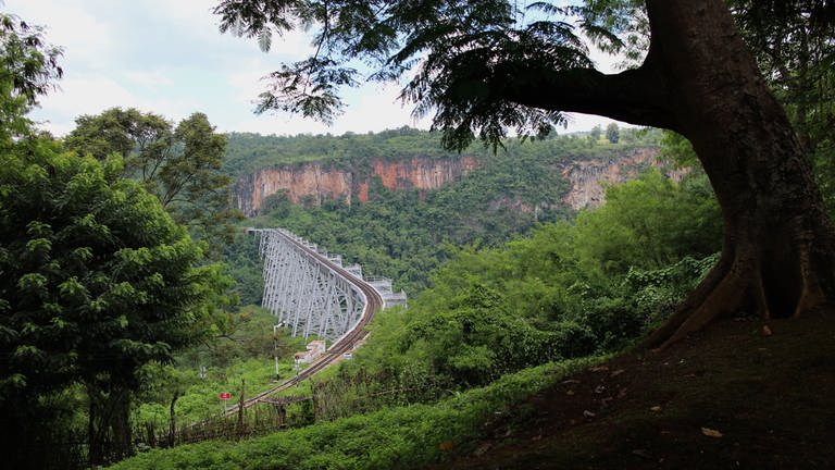 Mitten im Dschungel überspannt der Gokteik-Viadukt eine 300m tiefe Schlucht.  (Foto: SWR, Martin Schacht)