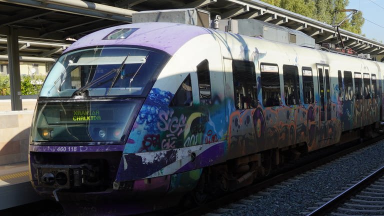 Mit Graffiti besprühter Triebwagen im Hauptbahnhof Athen