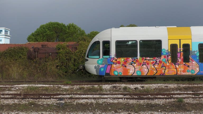 Triebwagen mit typischer Graffitibemalung in Pirgos