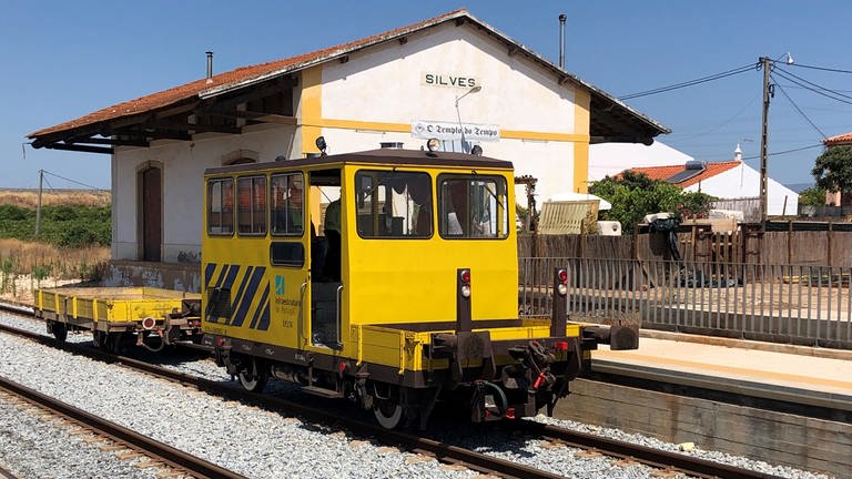 Ein Schnappschuss am Bahnhof von Silves: Die Fahrzeuge von Infrastrutura de Portugal bekommen wir nur zufällig und eher selten zu Gesicht. (Foto: SWR, Kirsten Ruppel)