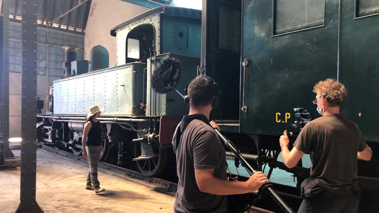 Die Chefin der Restaurationsabteilung des Eisenbahn-Nationalmuseums ist extra aus Entroncamento angereist, um uns die Halle zu öffnen. (Foto: SWR, Kirsten Ruppel)