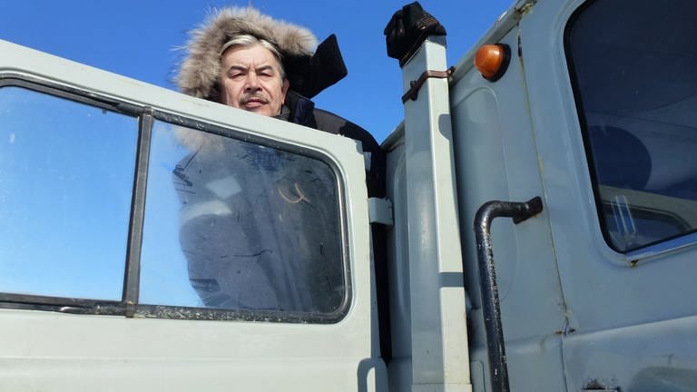 Der 53jährige Alexander Choroschailow sorgt für freie Fahrt auf der Strecke der Polarbahn auf Jamal.  (Foto: MedienKontor / Wolfgang Mertin)