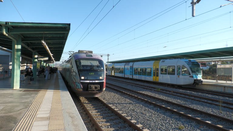Kiato Endpunkt der Elektrifizierten Strecke. Weiterfahrt mit Dieselelektrischem Triebwagen (rechts) (Foto: SWR, Rüdiger Lorenz)