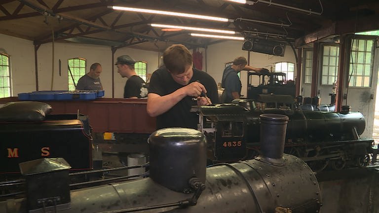 Dampfeisenbahn heißt neben dem Spaß beim Fahren vor allem viel Arbeit und schmutzige Hände. (Foto: SWR, Andreas Stirl)